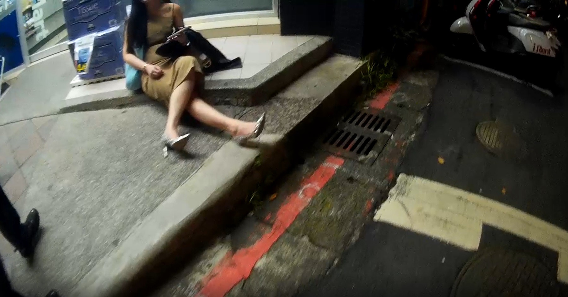 臺北市保安警察大隊巡邏發現酒醉女子步履不穩跌坐於騎樓，立即前往協助。
