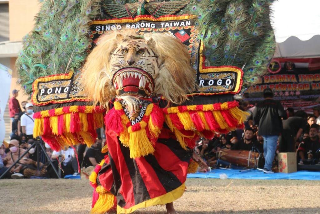 充滿奇幻意象的印尼傳統舞蹈「虎面孔雀羽冠舞.。(圖/新北市政府提供)