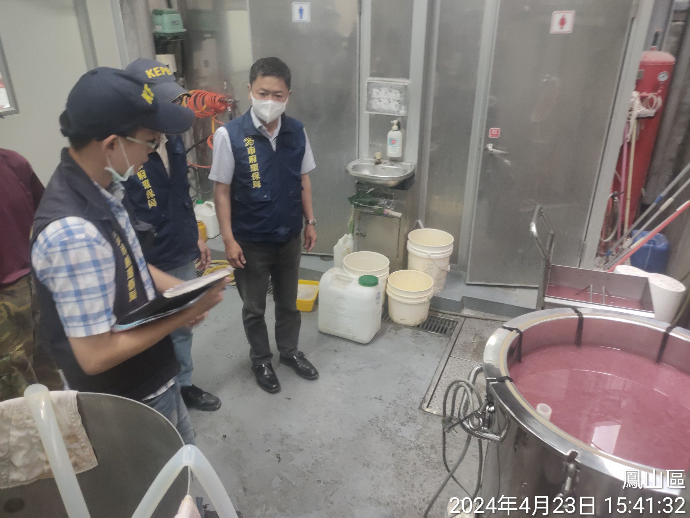 鳳山保健食品工廠偷排血紅色廢水-環保局依法開罰並限期改善